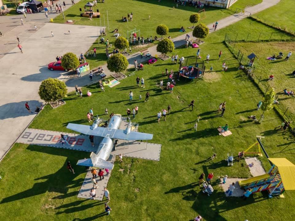 ホテル Aerocafe パルティザンスケ エクステリア 写真