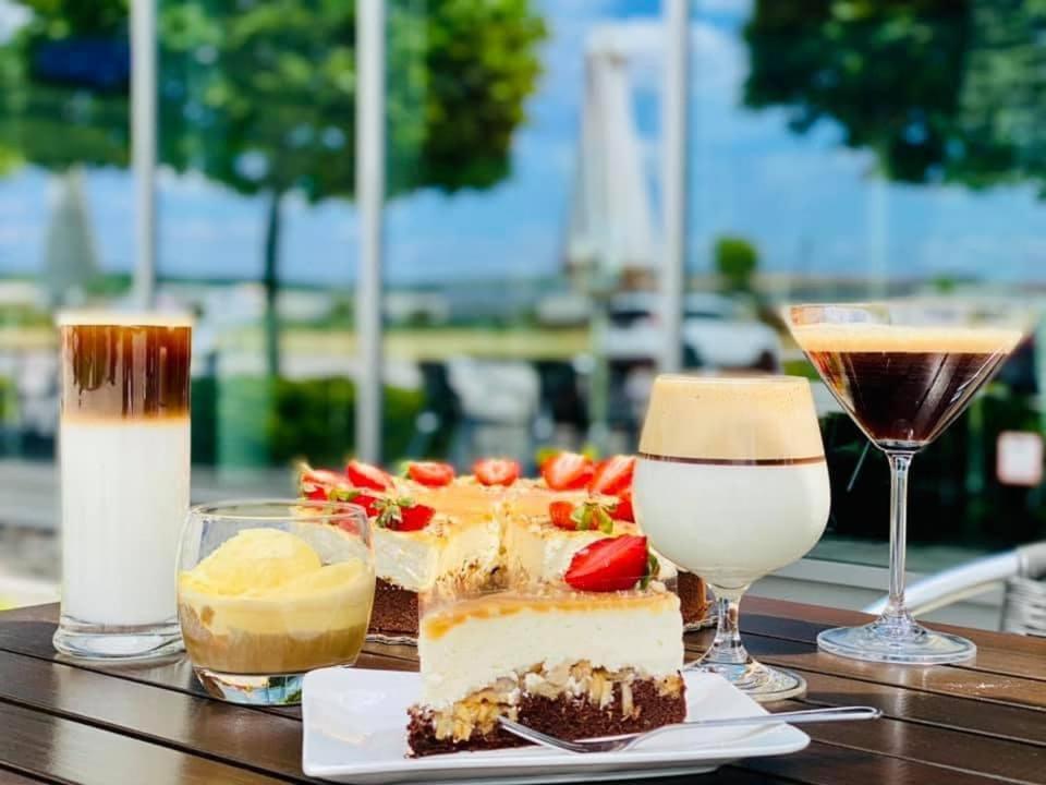 ホテル Aerocafe パルティザンスケ エクステリア 写真