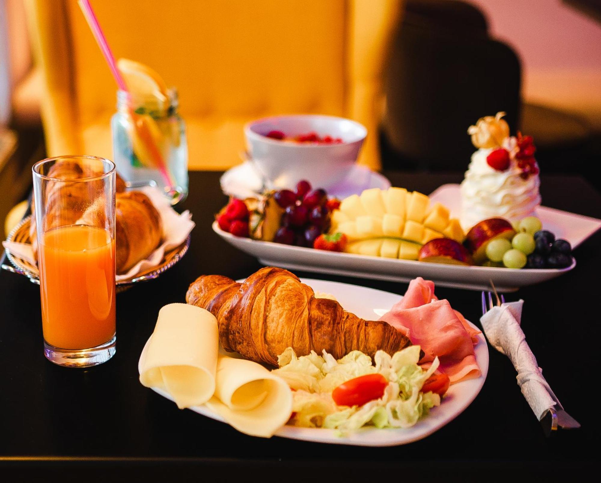 ホテル Aerocafe パルティザンスケ エクステリア 写真