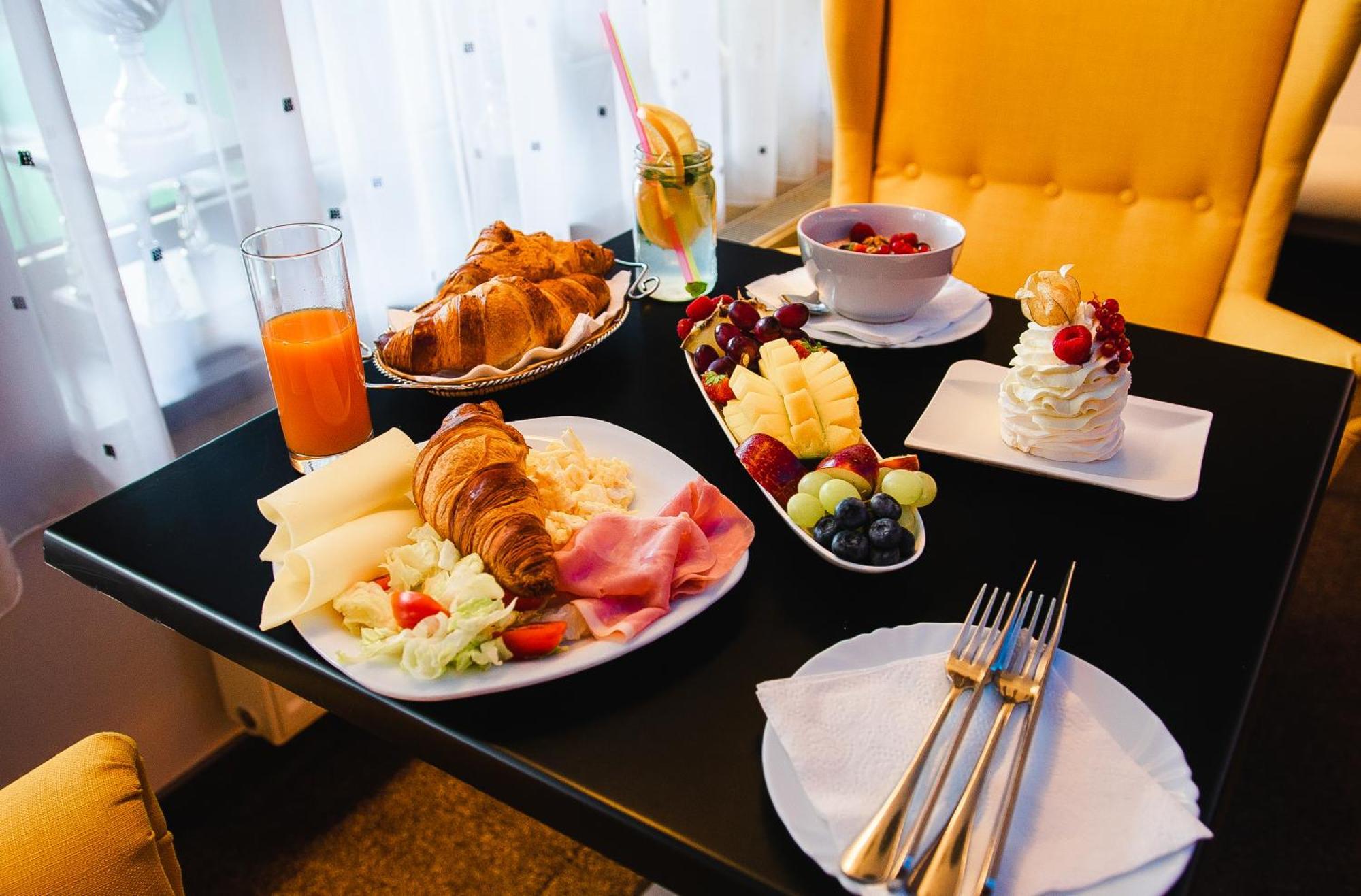 ホテル Aerocafe パルティザンスケ エクステリア 写真
