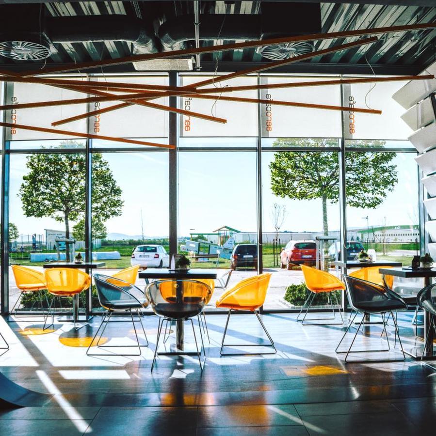 ホテル Aerocafe パルティザンスケ エクステリア 写真